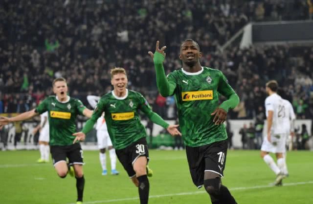 激励着球迷 激励着球迷